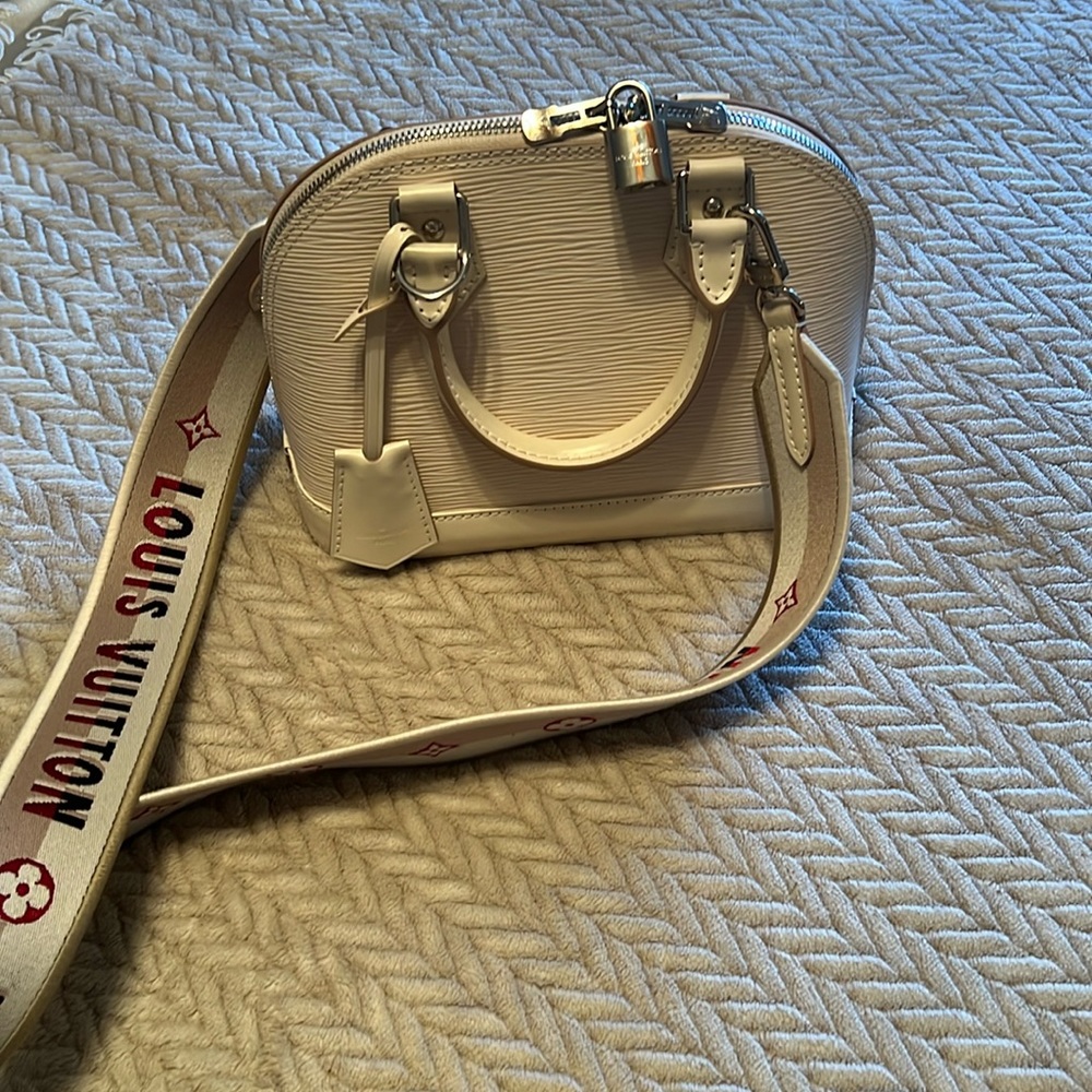 Authentic Louie Vutton Alma bb